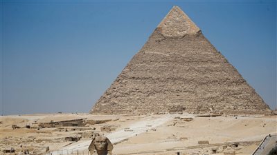 رصدته طائرة شراعية، ظهور كائن غير متوقع أعلى قمة الهرم الأكبر في الجيزة (فيديو)