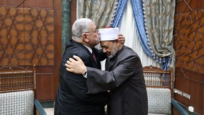 رئيس مجلس الدولة يقبل رأس شيخ الأزهر خلال لقائهما الثنائي (صور) 