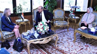 وزير الطيران يلتقي مسئولي البنك الأوروبي لإعادة الإعمار والتنمية