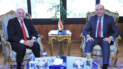 وزير الطيران يلتقي رئيس مجموعة كوبيلوزوس اليونانية لاستعراض مجال تطوير المطارات المصرية