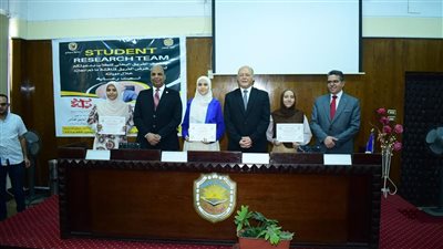 رئيس جامعة سوهاج يشهد حفل تخرج الدفعة الثالثة من الفريق البحثي لطلاب كلية العلوم 