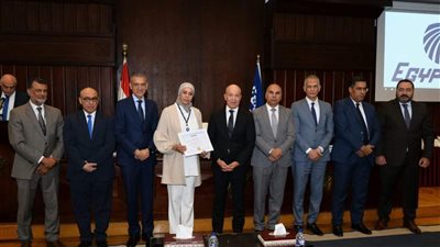 مصر للطيران تحصل على المركز الثاني عالميًا من حيث الخدمات ورئيس الشركة يكرم العاملين