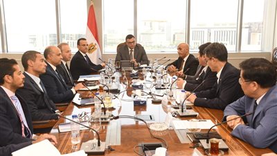 وزير الإسكان يتابع مع 