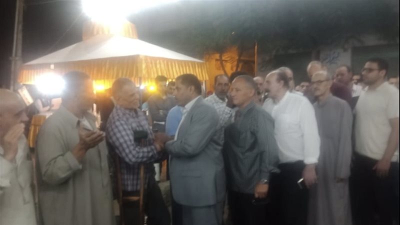 رئيس دكرنس يقدم العزاء،