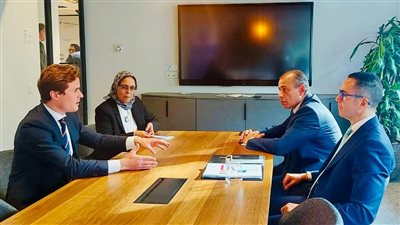 وزير الاستثمار يلتقي مجموعة «يورو كلير» المالية لبحث تطورات مشروع إنتاج الهيدروجين الأخضر 