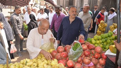 محافظ أسيوط يوجه بتطوير سوق الباعة الجائلين تمهيدا لطرح الباكيات للإيجار (صور) 