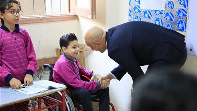 وزير التعليم يوجه بتخصيص عامل لمرافقة طالب من ذوي الاحتياجات الخاصة بالجيزة