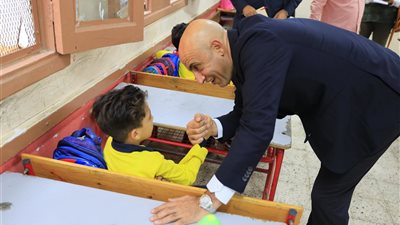 في جولات مفاجئة بمدارس الجيزة، وزير التعليم يوجه بتشكيل لجان لصيانة الديسكات ومقاعد الطلاب