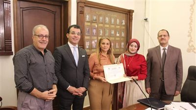 آداب عين شمس تكرم أستاذة بقسم اللغات كأول عربية صاحبة ديوان باللغة الأردية