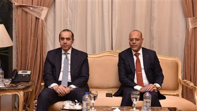 وزير العمل يترأس اجتماع 