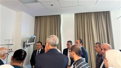 وفد قيادات التعليم العالي وجامعة الجلالة يزور الطلاب المُصابين بمجمع السويس الطبي (صور)