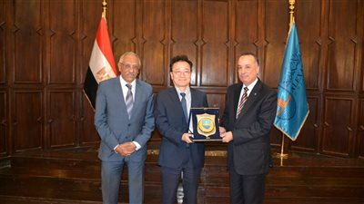 جامعة الإسكندرية تستقبل وفد جامعة كيوشو اليابانية لبحث سبل التعاون بين الجانبين