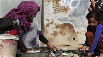  العالم يواجه خطر الفقر.. الحد الأدنى لفقراء العالم 10 آلاف جنيه شهريا.. 700 مليون شخص لا يملكون مقومات الحياة الكريمة.. وارتفاع نسبة المعدمين بمصر لـ 29%