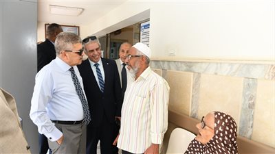 أسامة ربيع يتفقد سير العمل بترسانة السويس البحرية ومستشفى الهيئة (صور)