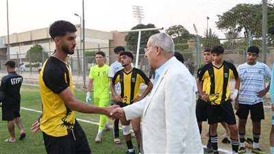 رئيس المقاولون والمشرف على الكرة يحفزان فريق ناشئين 2007