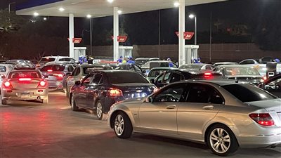 ازدحام غير مسبوق على محطات الوقود تحسبا لرفع أسعار البنزين (صور)