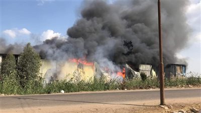السيطرة على حريق بمصنع 