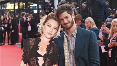 أندرو جارفيلد يصطحب مجسم ورقي لـ فلورنس بيو في العرض الأول لفيلمه (فيديو)