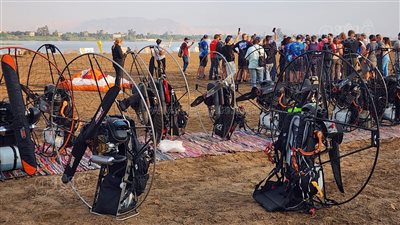 انطلاق رحلات طائرات الباراموتور الشراعية في الأقصر بمشاركة 55 سائحًا (صور)