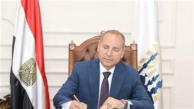 محافظ القاهرة يستعرض تقريرًا بشأن تنظيم وفعاليات المنتدى الحضري العالمي