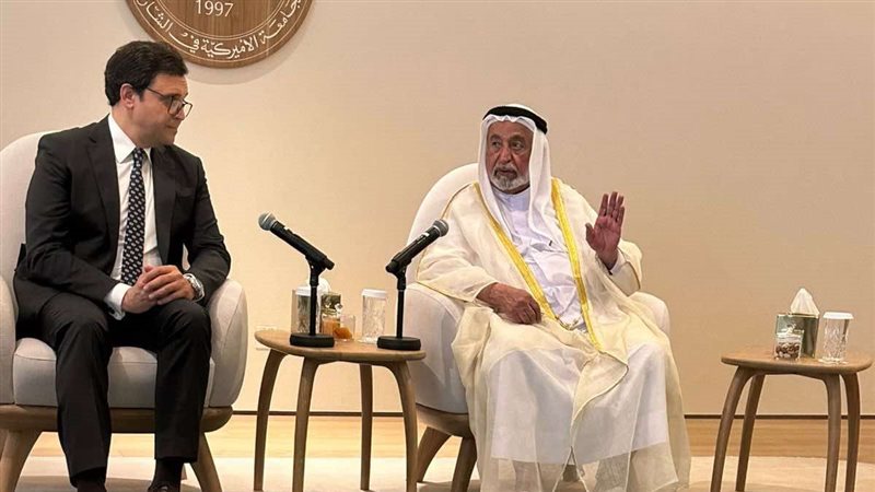 حاكم الشارقة مع وزير
