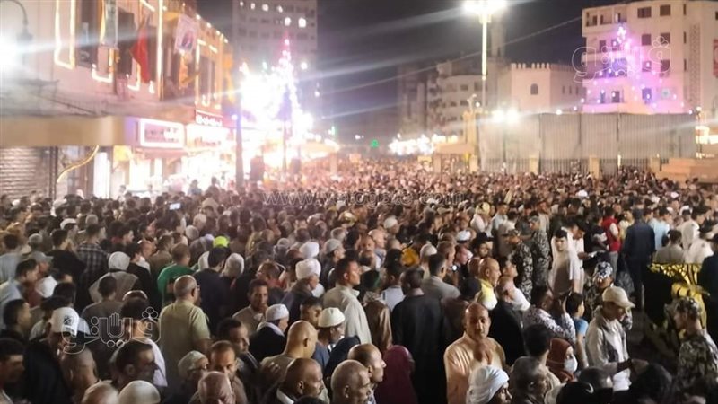احتفال مئات الآلاف
