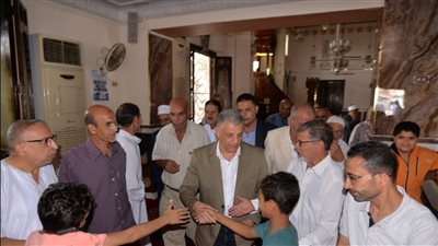 محافظ الإسماعيلية يلتقي عددا من المواطنين عقب أداء الصلاة (صور) 