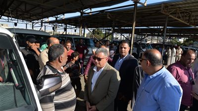 محافظ الإسماعيلية في جولة على المواقف ومحطات الوقود (فيديو وصور) 