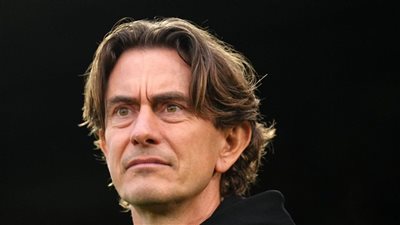 مدرب برينتفورد: الهجوم على تين هاج مبالغ فيه