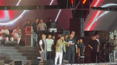 شاب محمول على الأكتاف وانفعال نجم الجيل، لقطات مؤسفة من حفل تامر حسني بالإسكندرية (فيديو) 