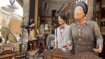 أم كلثوم تتجول في شارع المعز.. أنتيكات وتماثيل ورسوم جدارية لكوكب الشرق ومشاهير الفن.. والأسعار تبدأ من 40 جنيها (فيديو وصور) 