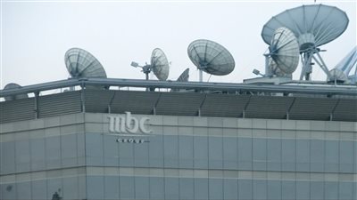 حشود عراقية غاضبة تقتحم مقر MBC وتضرم به النار بسبب تقرير عن حماس (فيديو)