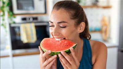 تفسير حلم أكل البطيخ في المنام وعلاقته بالسعادة والراحة 
