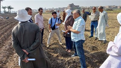 معاك في الغيط، 