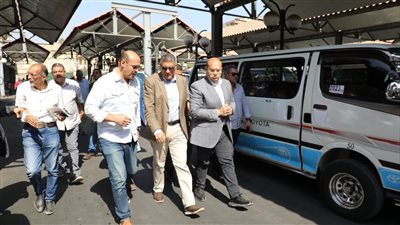 محافظ الجيزة يتفقد مواقف السرفيس لمتابعة الالتزام بالتعريفات الجديدة (صور)