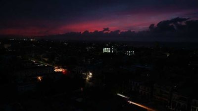 بعد ساعات من عودة الكهرباء، كوبا تعيش من جديد في ظلام دامس