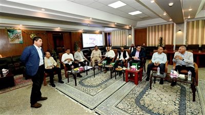 وزير الإسكان يتابع موقف المشروعات التنموية بمدينتي 