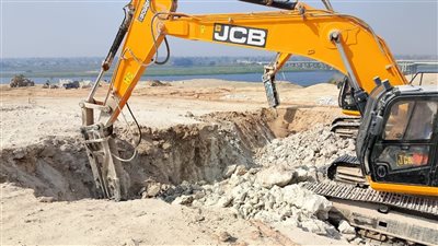 إنشاء طريق جديد يربط بين قرى ديروط والقوصية بأسيوط (صور) 