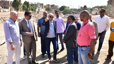 محافظ الأقصر يتفقد معبد أرمنت الحيط ويستمع لمطالب الأثريين (صور)