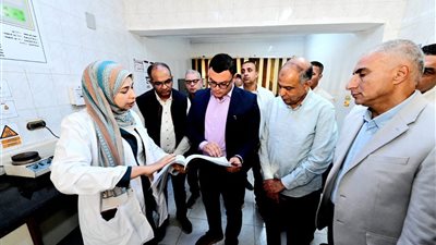 وزير الإسكان يطلع على نتائج العينات للتأكد من جودة مياه الشرب بمحطات المنيا 