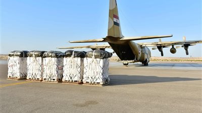مصر والإمارات تسقطان أطنانا من المساعدات الإنسانية جوًا على شمال قطاع غزة