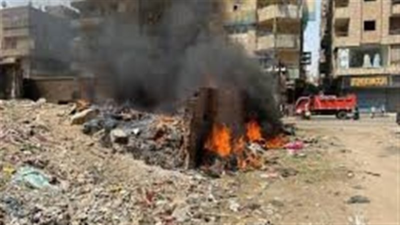اشعال الناري في قمامة