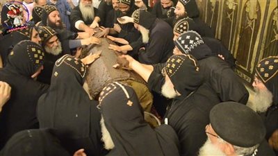 تطيب رفات القديس بولا الطموهي بدير الأنبا بيشوي