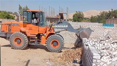 محلية إسنا الأقصر تزيل 12 حالة تعدٍ بناء مخالف (صور)