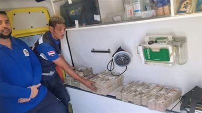 2 مليون جنيه، فريق الإسعاف يسلم أمانات لمصاب تعرض لحادث بالطريق الدائرى