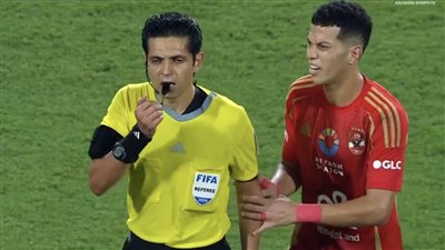 مشهد غريب، إمام عاشور يستعجل الغندور لإنهاء مباراة الأهلي وسيراميكا