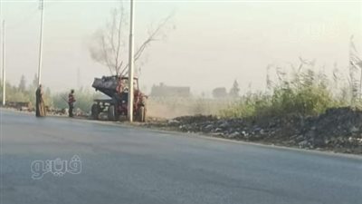 بيدي لا بيد عمرو، لودر وجرار حكومي في طنطا يلقى القمامة والمخلفات بمصرف زراعي (صور)