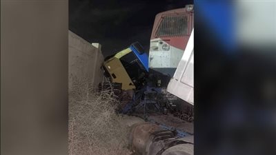 تصادم قطار بضائع بسيارة نقل على مزلقان ميناء دمياط وأنباء عن وقوع مصابين (صور)