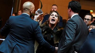 سيناتور أسترالية تصرخ بوجه الملك تشارلز: لست ملكي (فيديو)