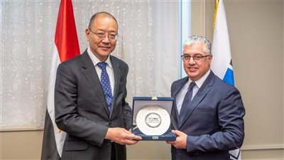 رئيس اقتصادية قناة السويس يبحث التعاون مع وفد مدينة ينجتان الصينية 